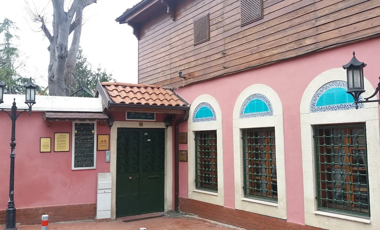 Ahmed İzzet Efendi Türbesi