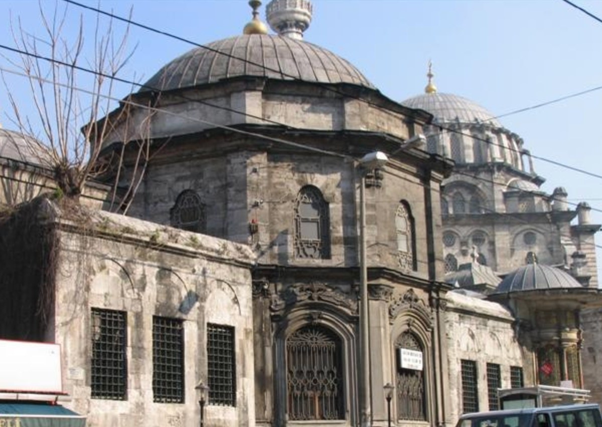Aynü'l-Hayat Türbesi
