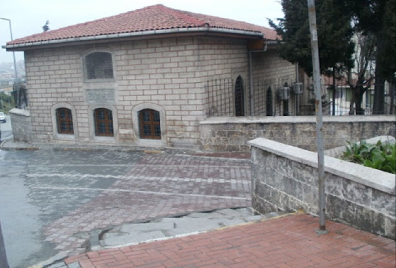 Cemaleddin Uşşaki Türbesi
