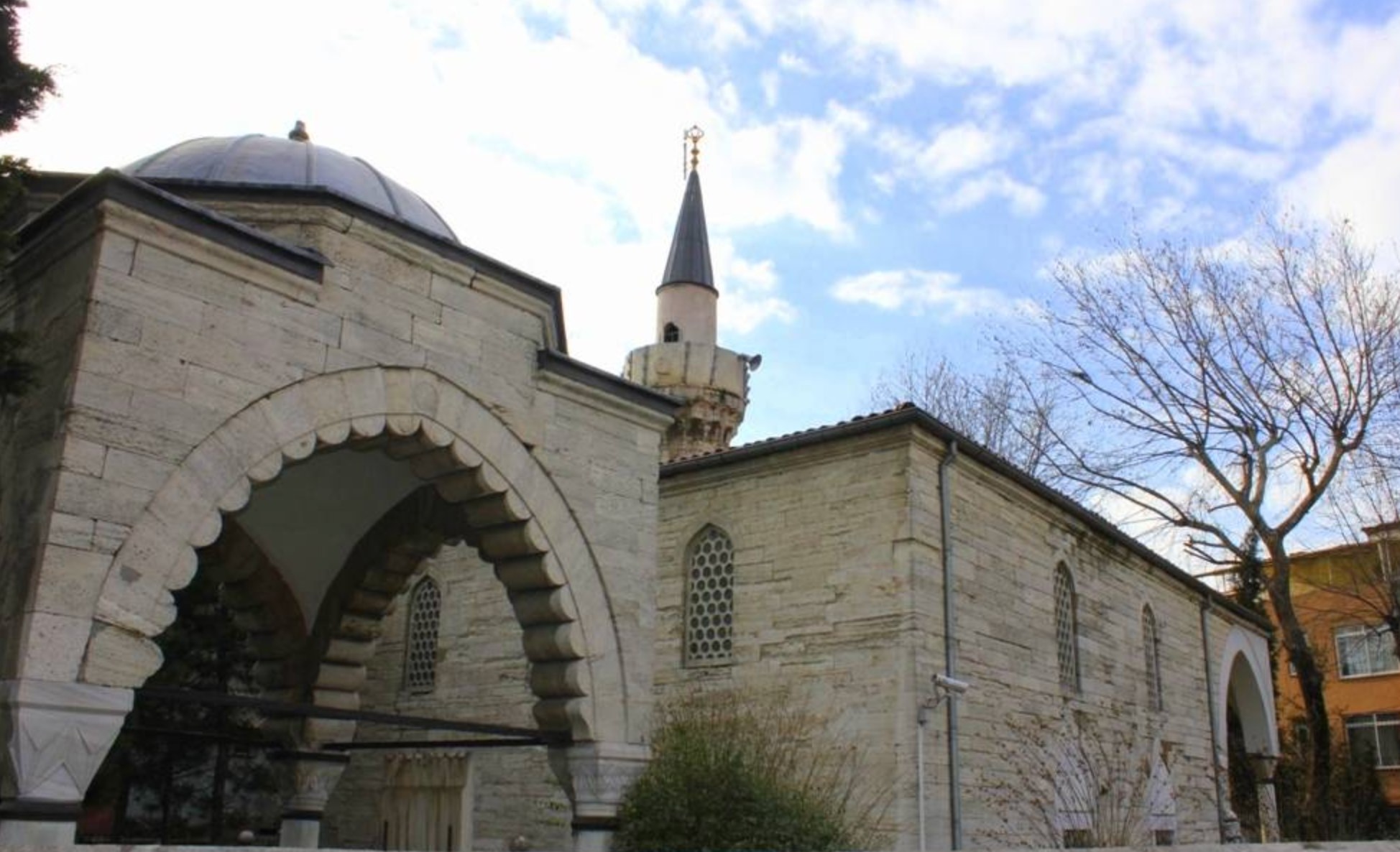 Defterdar Nazlı Mahmut Efendi Türbesi