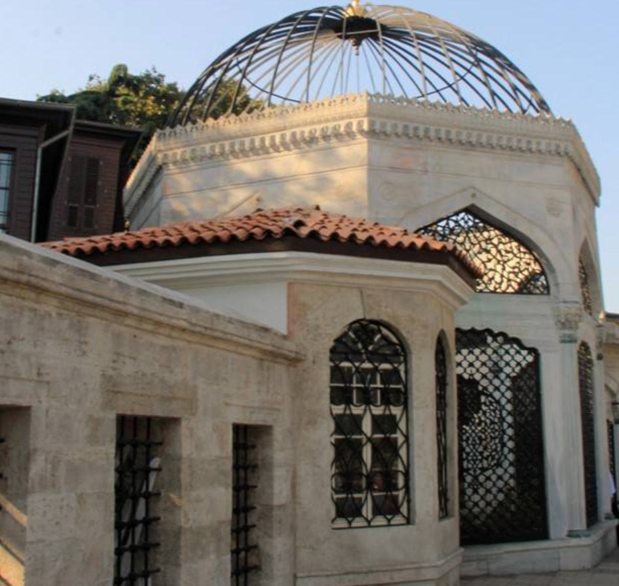 Gülnuş Valide Sultan Türbesi