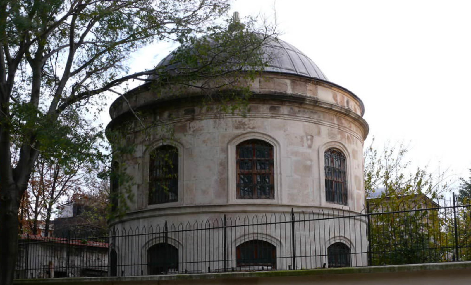 Gülüştü Valide Sultan Türbesi