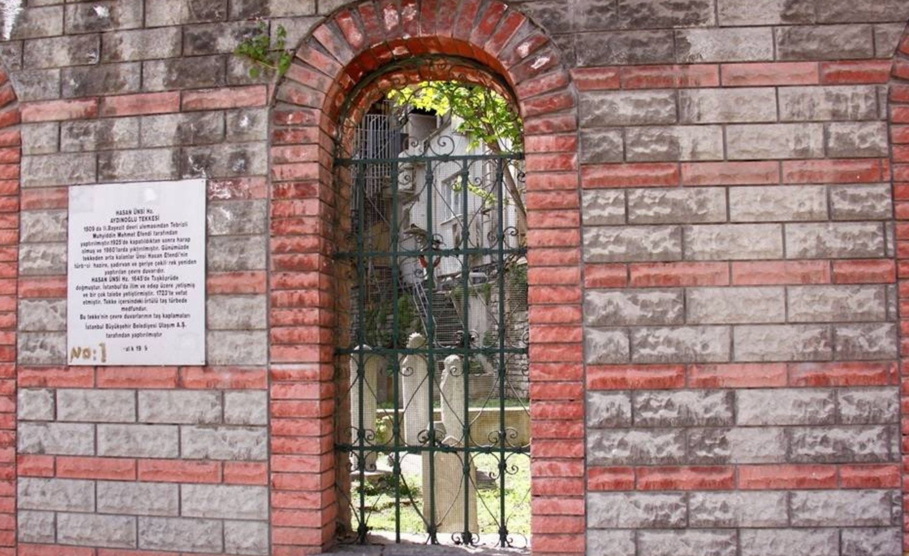 Hasan Üveys Türbesi