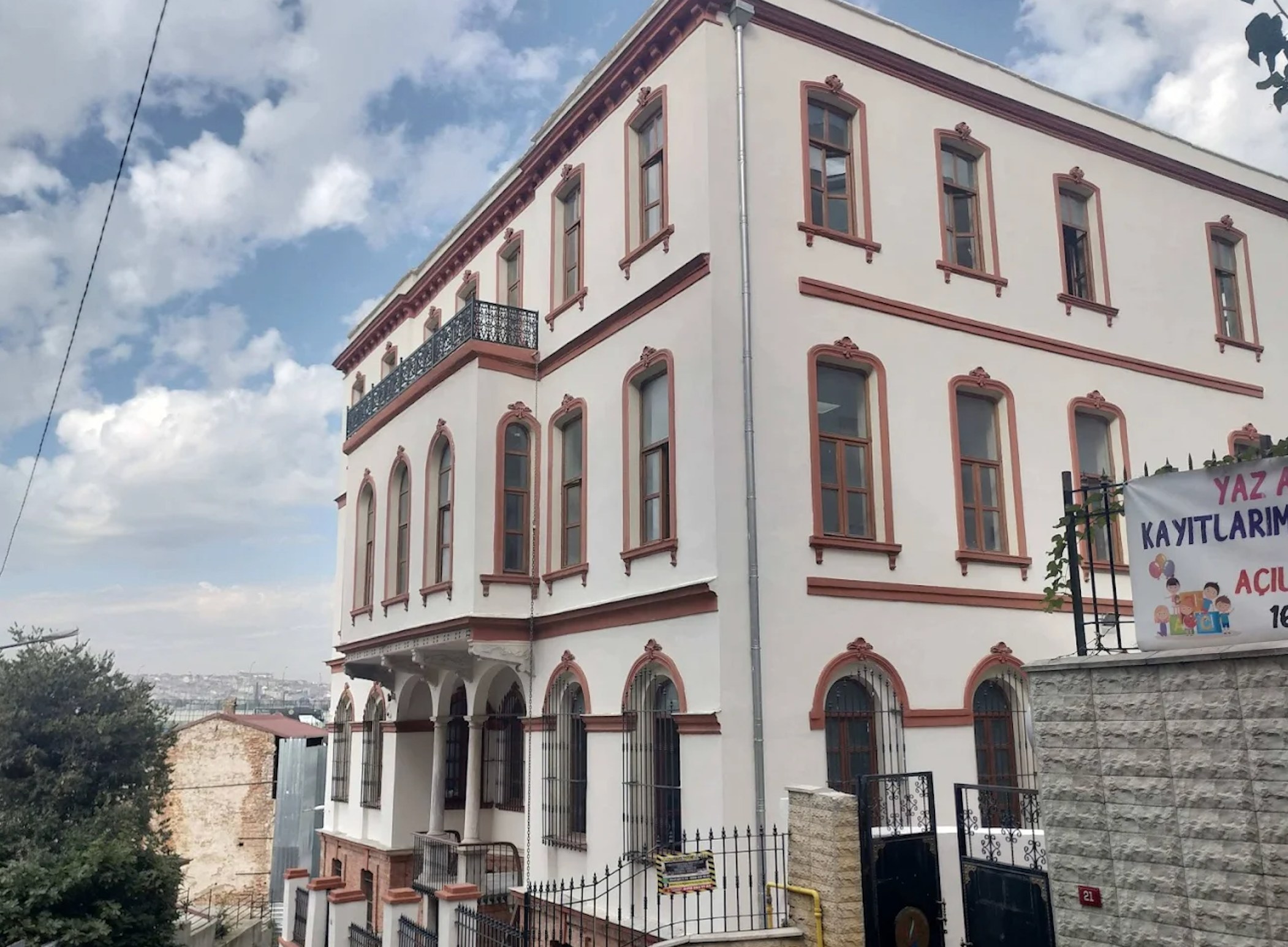 Hoca İshak Efendi İmam Hatip Ortaokulu