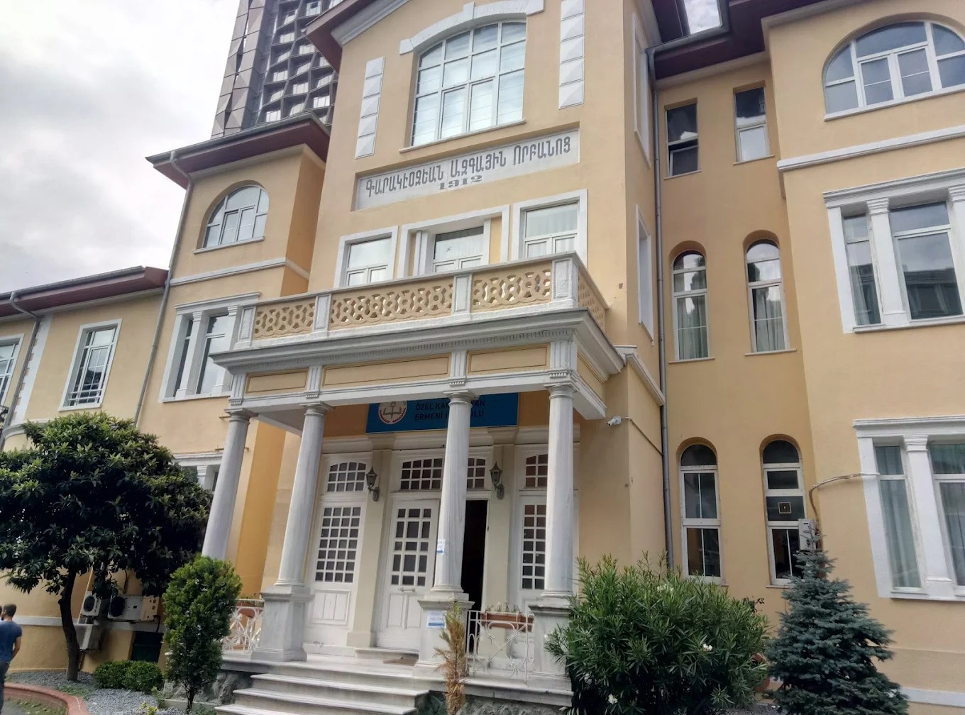 Özel Karagözyan Ermeni İlköğretim Okulu