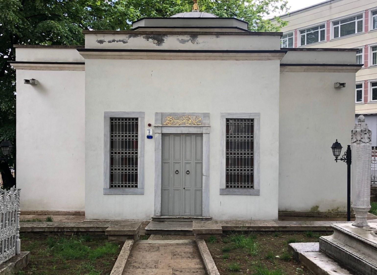 Pertevniyal Valide Sultan Türbesi