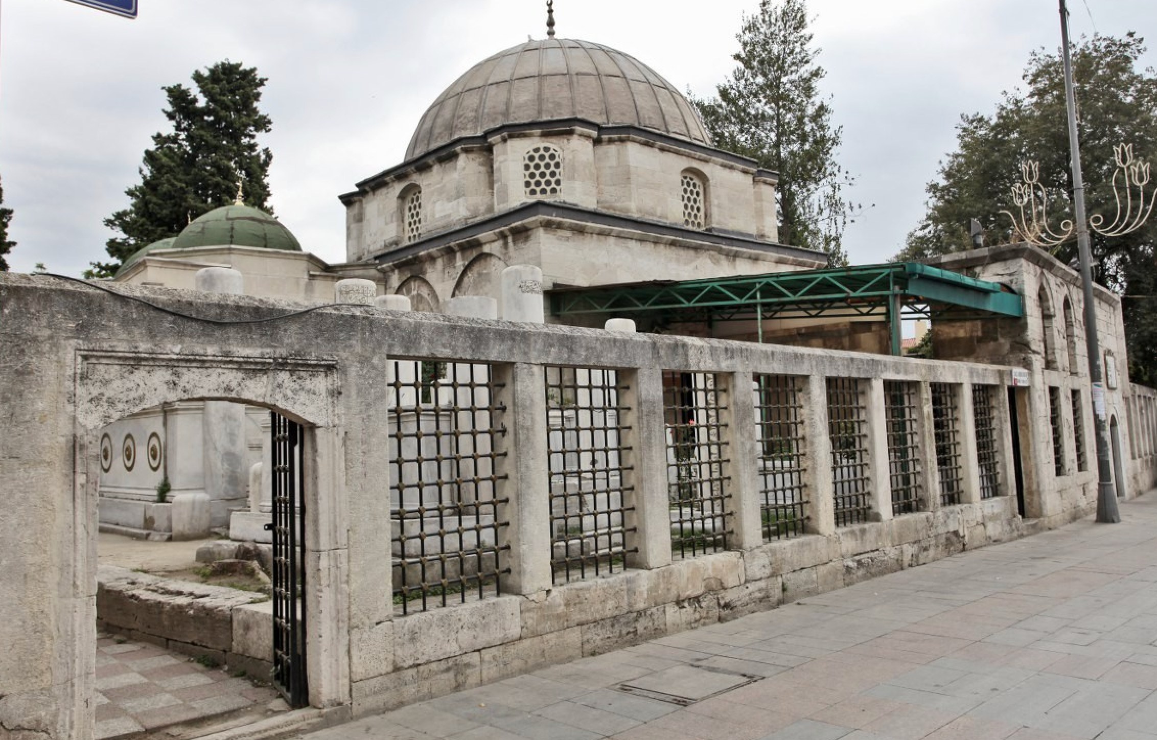 Saçlı Abdülkadir Camii