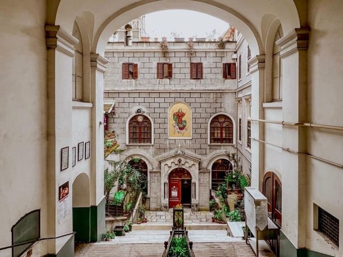 Santa Maria Draperis Kilisesi